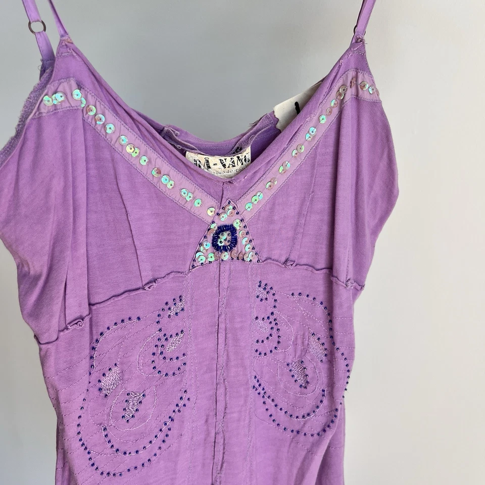 Camiseta sin mangas DA-NANG púrpura con lentejuelas adornada con correa de espagueti para mujer talla grande de colección Foto 2 de 4