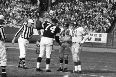 Football Cleveland Browns Mike Mccormack Shaking Hands 1961 2 Old Photo