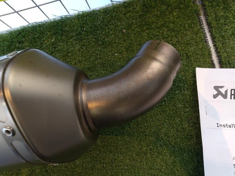 Escape antideslizante Akrapovic uso de carreras solo para Suzuki V-Strom 1000 / 1050 Foto 4 de 4