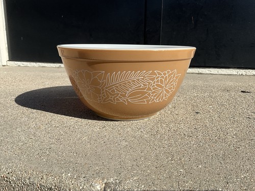 Vintage 70s Pyrex “Woodland” 402/1.5qt Tan Mixing Bowl, Excellent - Image 1