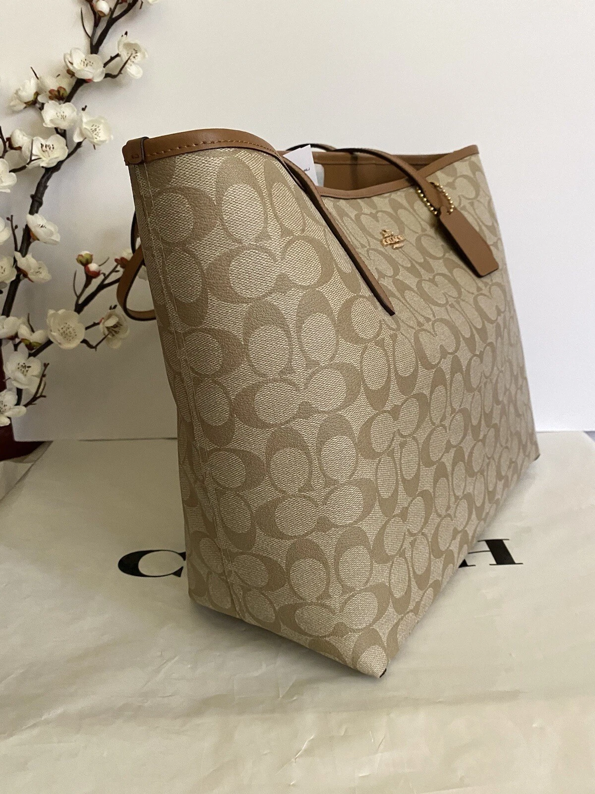Sella nuova con etichette Coach City Tote in tela firmata 5696 LT cachi LT
