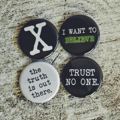 1.25" UFO ALIENS BUTTONS badge pins i want to believe trust no one x files truth - Bild 3 von 7