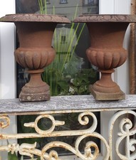 Paire de vases Médicis en fonte rouillée fin XIXème.