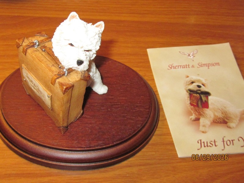 WESTIE DOG WITH SUITCASE SHERRATT & SIMPSON - STAND - FIGURINE