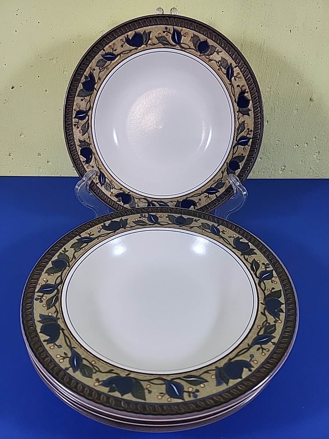 Set of 4 Mikasa Intaglio Arabella Salad / Soup / Pasta Bowls 9 3/8