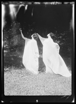 Photo:Elizabeth Duncan Dancers 1910s Unidentified Women in White Robes