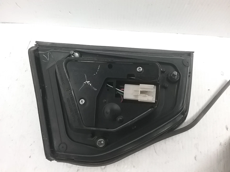 Lámpara de luz tapa maletero trasero derecho Mitsubishi Galant 1997-1998 043-1695 Foto 3 de 4