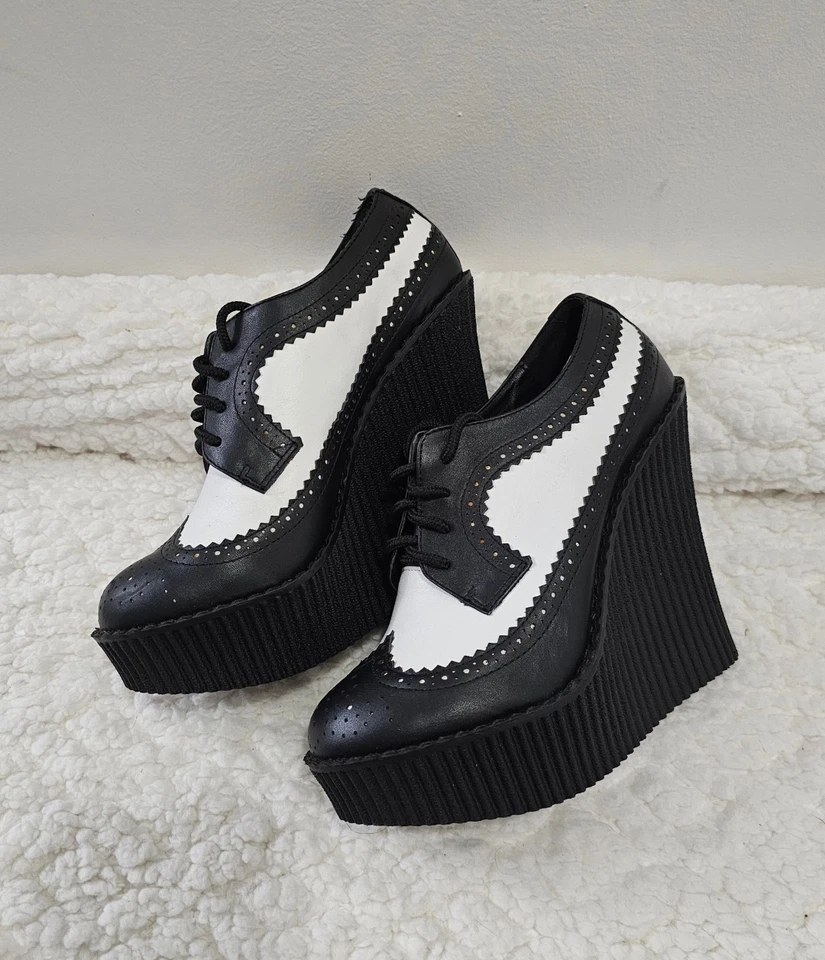 T.U.K Cuero Blanco y Negro Brogue Punta de Ala Creeper Oxford Cuña Talla 7 Usado en Excelente Condición Punk Foto 2 de 4