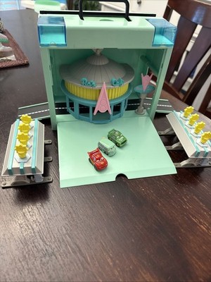 Disney Cars On-the-Go Flo's Cafe Playset Travel-Friendly Track, Micro Cars