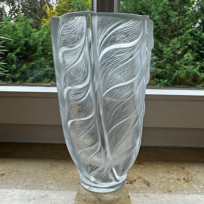 Lalique France Vase transparent/mattiertes Kristallglas mit Blatt/Federmotiv