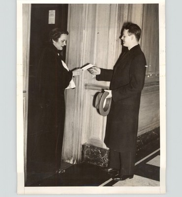 Ted Peckham Escort Collects Check Says Goodbye New York 1939 Press Photo