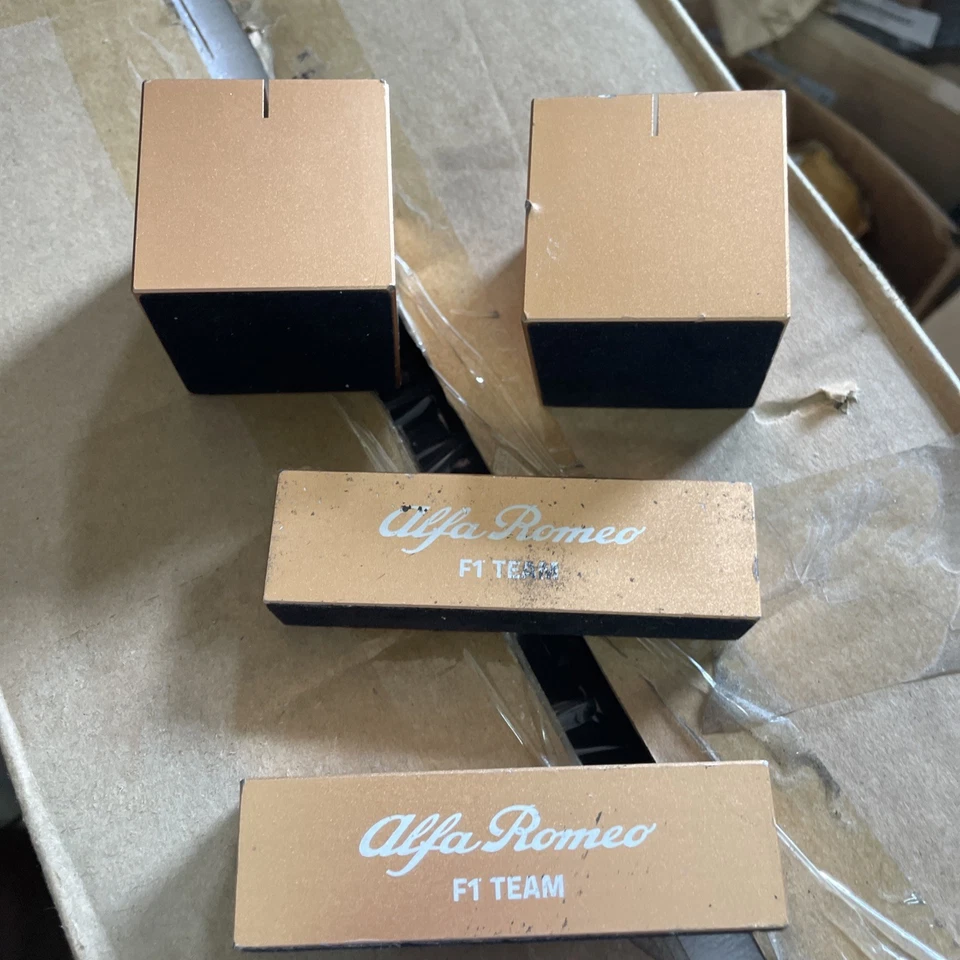 Portatarjetas de visita del equipo Alfa Romeo F1 Fórmula 1 G13 Foto 2 de 4