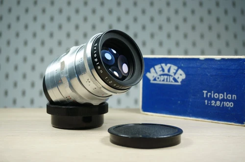 Near Mint  Meyer-Optik Görlitz TRIOPLAN 100/2.8 , Praktina mount,  box + caps