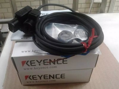 1PC Keyence PZ-V12 PZV12 Photoelectric Sensor New In Box Expedited Shipping