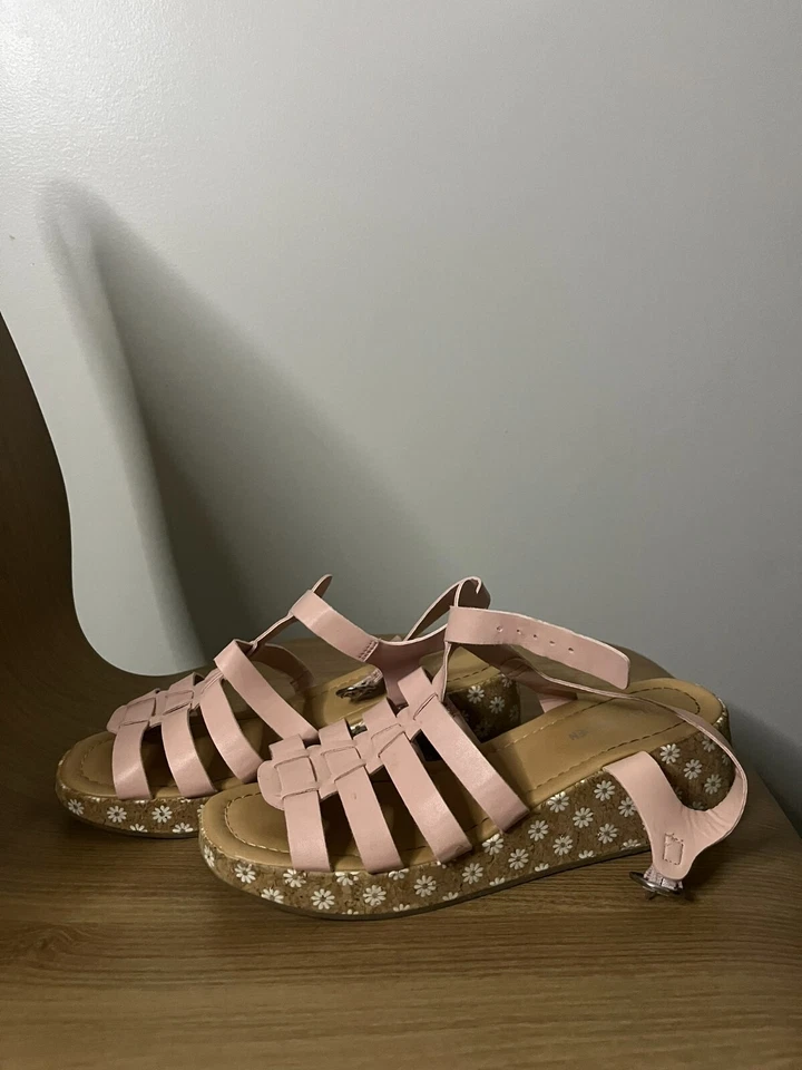 Sandalia Steve Madden Rubor Rosa Cuñas Con Detalles Florales Niñas Talla 5 Foto 2 de 4