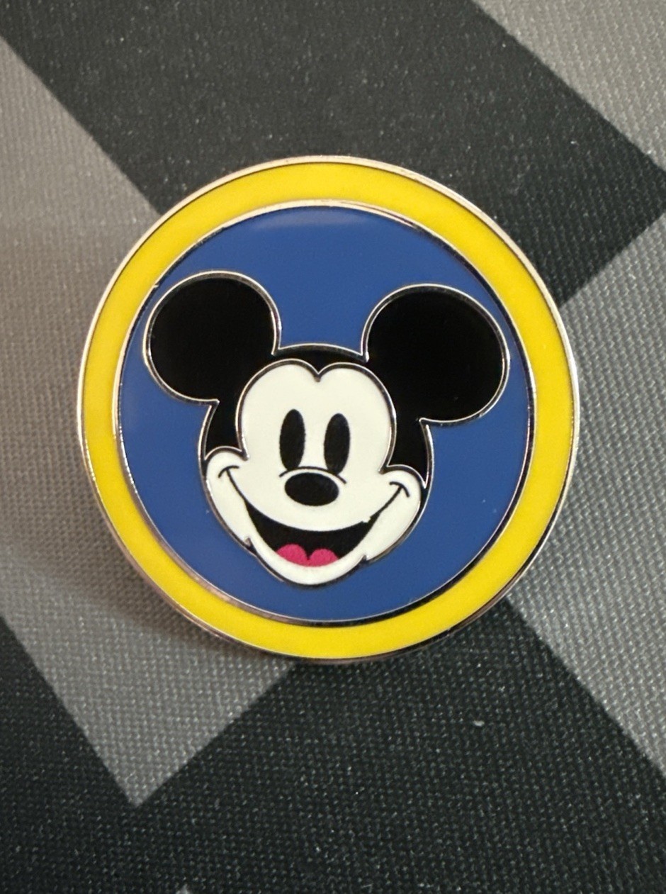 2024 Starter Set Mickey Disneyland Paris Disney Pin (B9)