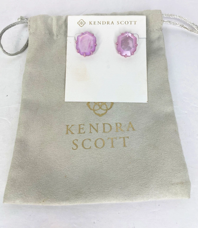 Pendientes Kendra Scott Morgan madreperla mate lila tachuelas Foto 2 de 4