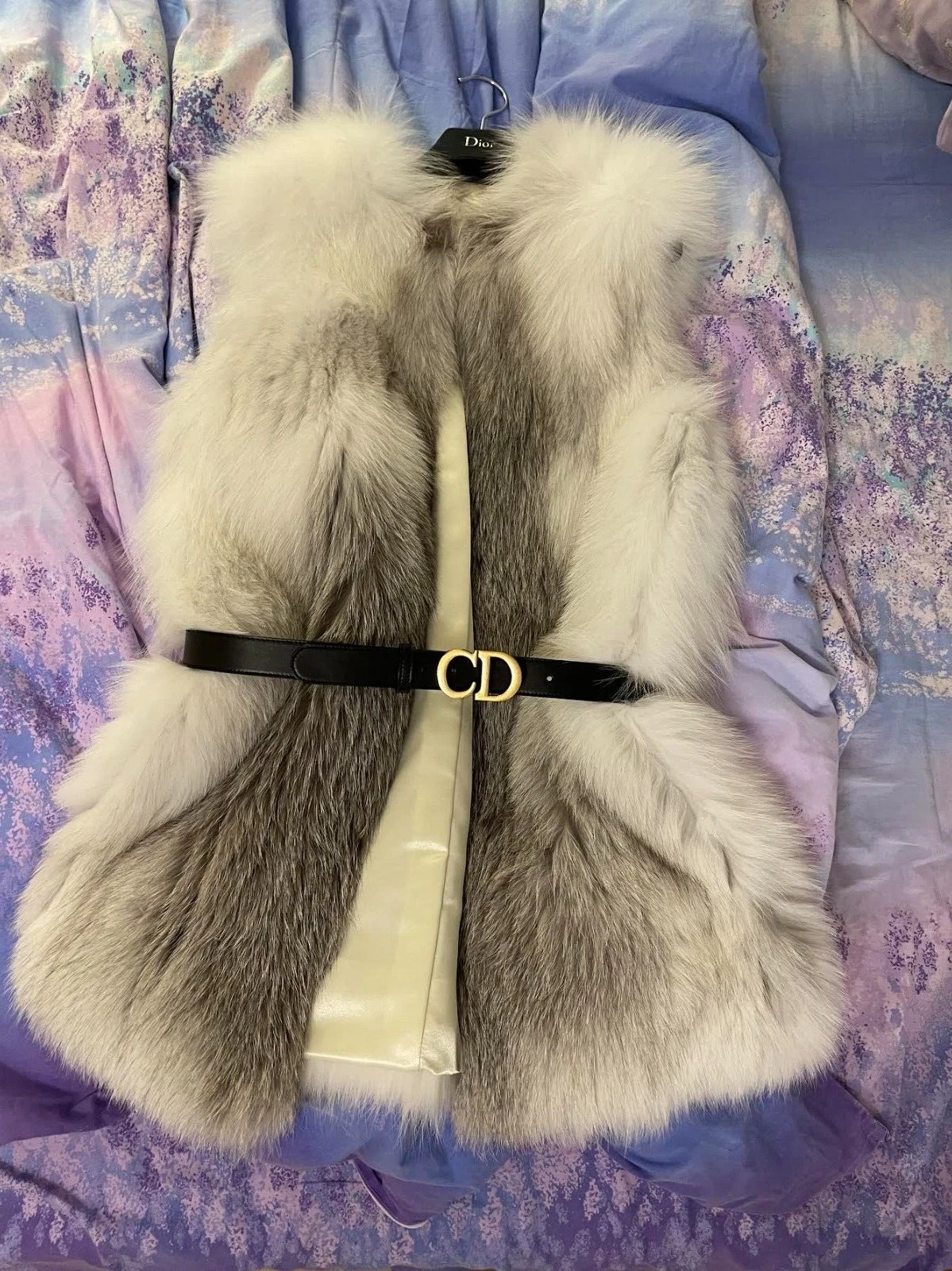 Veste gilet fourrure renard argenté Christian Dior avec ceinture CD