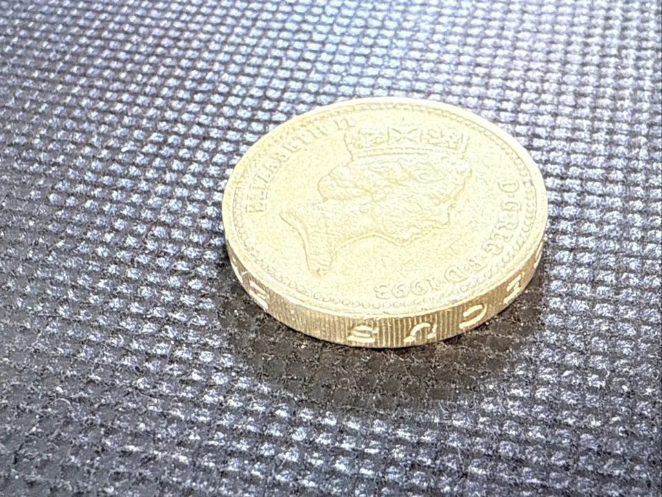 Rare 1993 Queen Elizabeth II One Pound coin - ERROR Side Coin - Upside Down #35 - Image 3 of 4