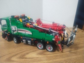 LEGO TECHNIC: Service Truck (42008) retired.