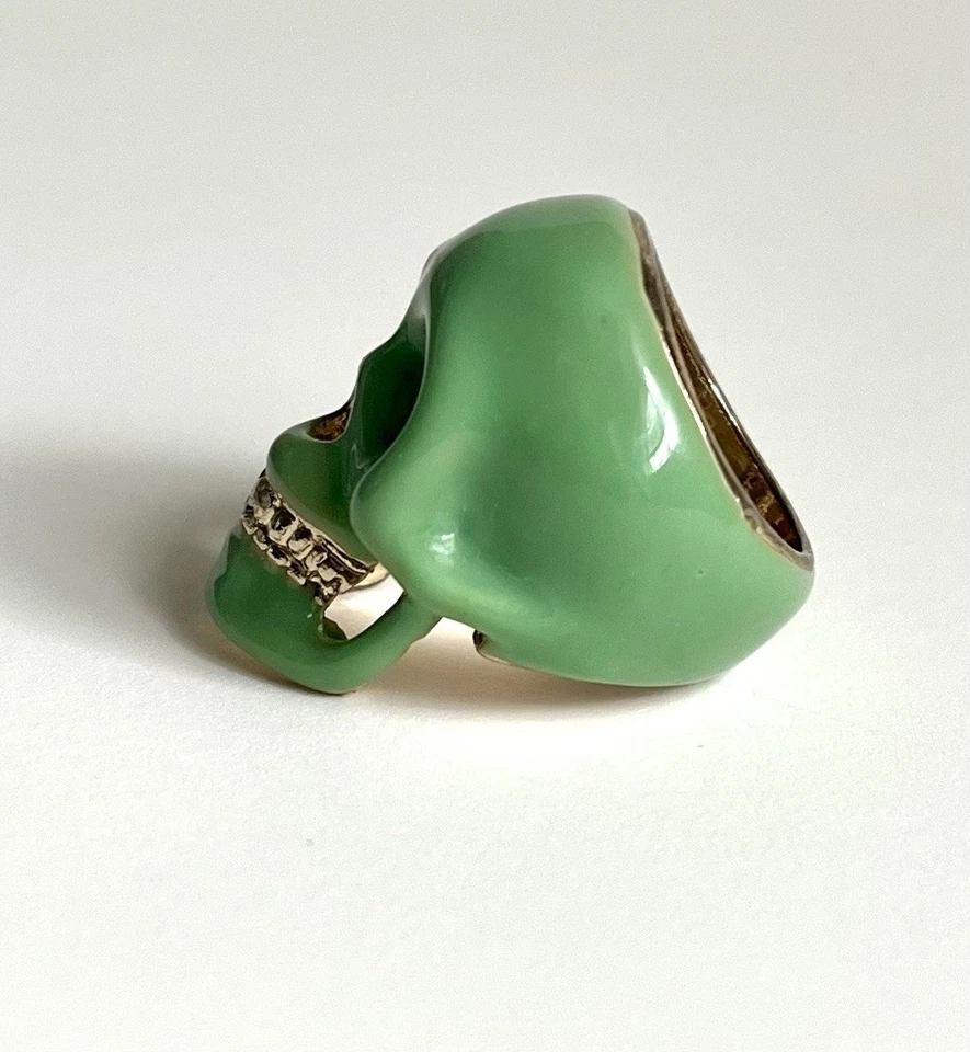ANILLO CALAVERA VERDE Y ORO JOYERÍA HALLOWEEN Foto 2 de 4