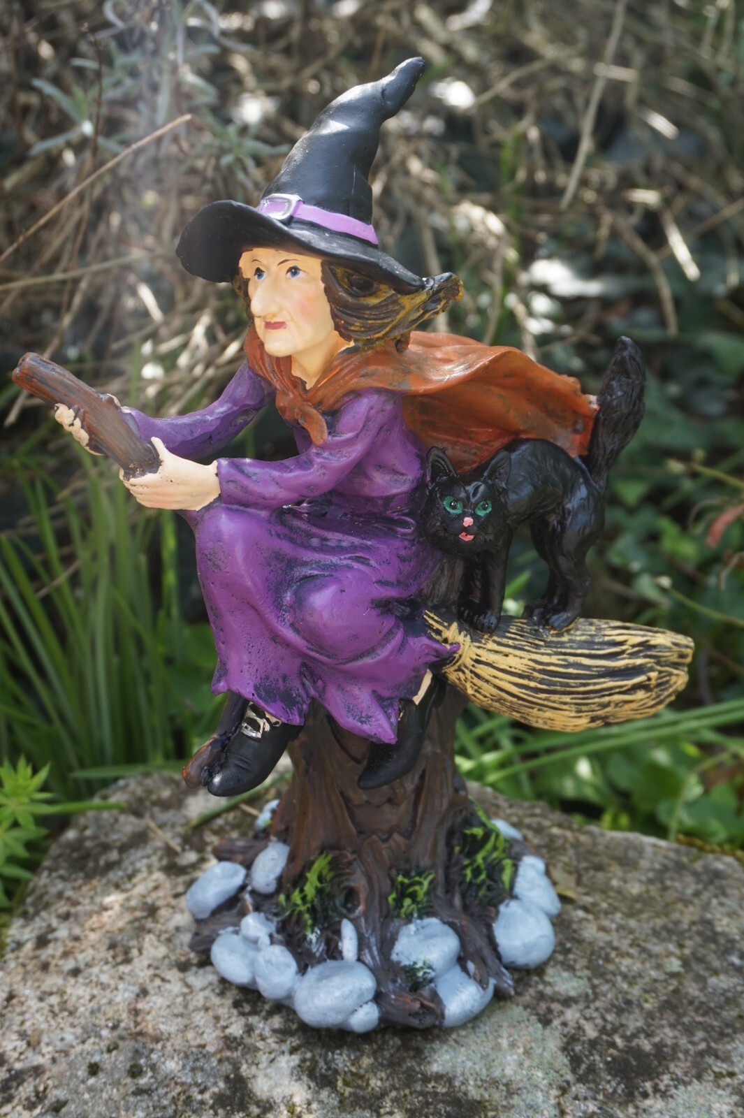 Statuette sorcière d'Halloween de collection en résine avec balai magique détaillé 23cm