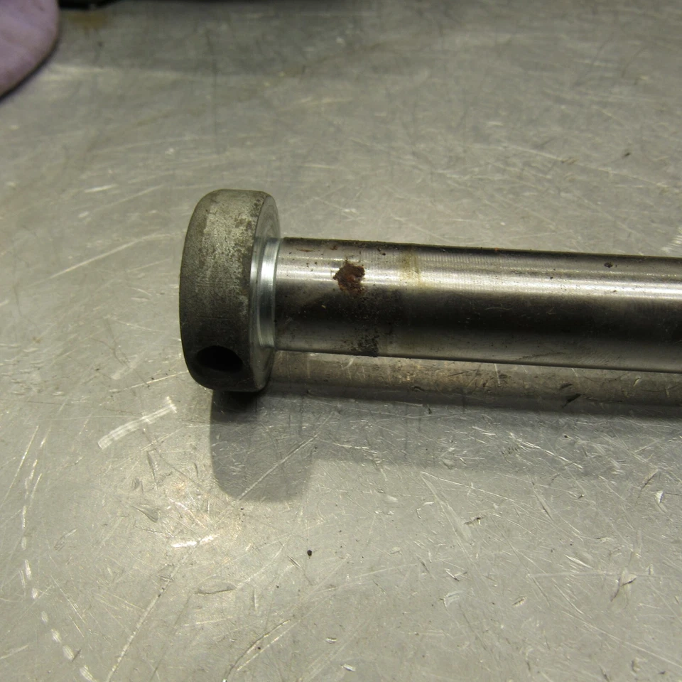 SUZUKI GS300 GS 300 L 1982-85 EJE TRASERO LLANTA TRASERA EJE PERNO PIVOTE Foto 3 de 4