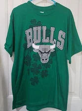 Chicago Bulls Men's Green Short Sleeved Lucky T Shirt Size LARGE