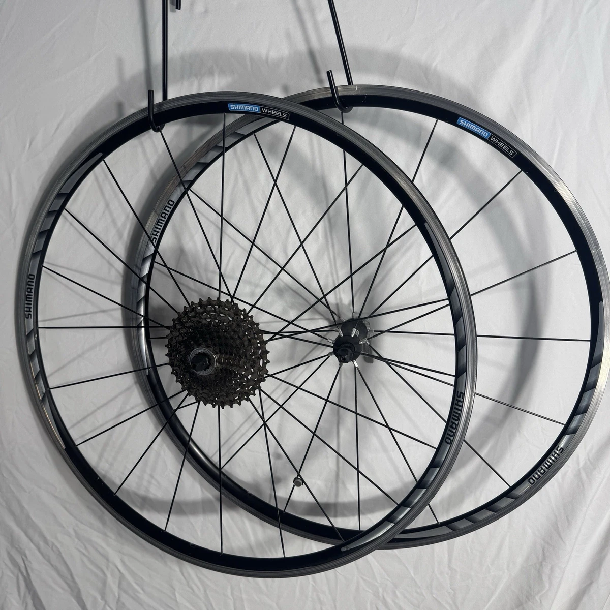 Preços baixos em Shimano R550 em Rodas e pares de rodas para