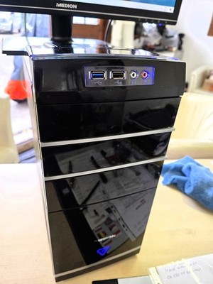 MEDION PC MT14 AMD II X4 Quad-Core+8GB-RAM+2,5-TB HDD+GForce+WLAN+WIN10+Monitor