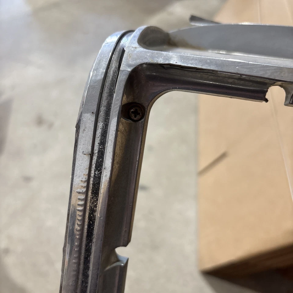 Olds 88 1976 Custom Cruiser Head Light Bisel LH Trim Eighty Eight OEM 551761 76 Foto 3 de 4