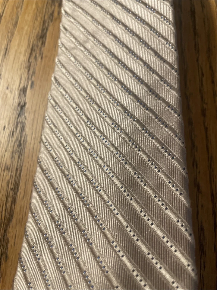 Corbata ajustada de seda a rayas acanaladas beige brillante Michael Kors usada en excelente estado para hombre Foto 3 de 4