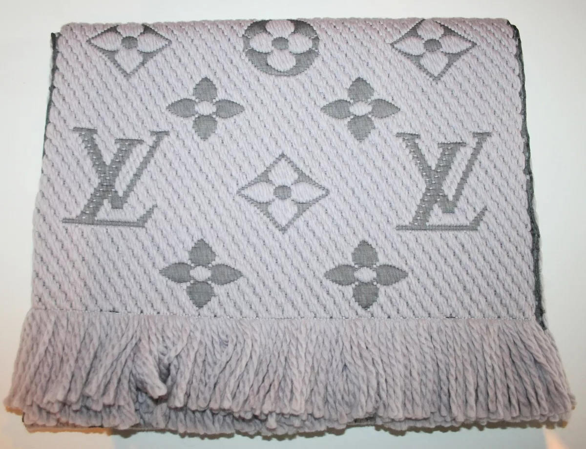 LV pearl grey shawl - LOUIS VUITTON