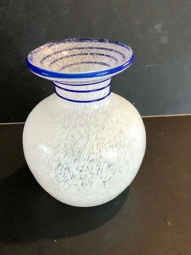 Mundgeblasene weiße und blaue Spiralglasvase - Bild 3 von 5