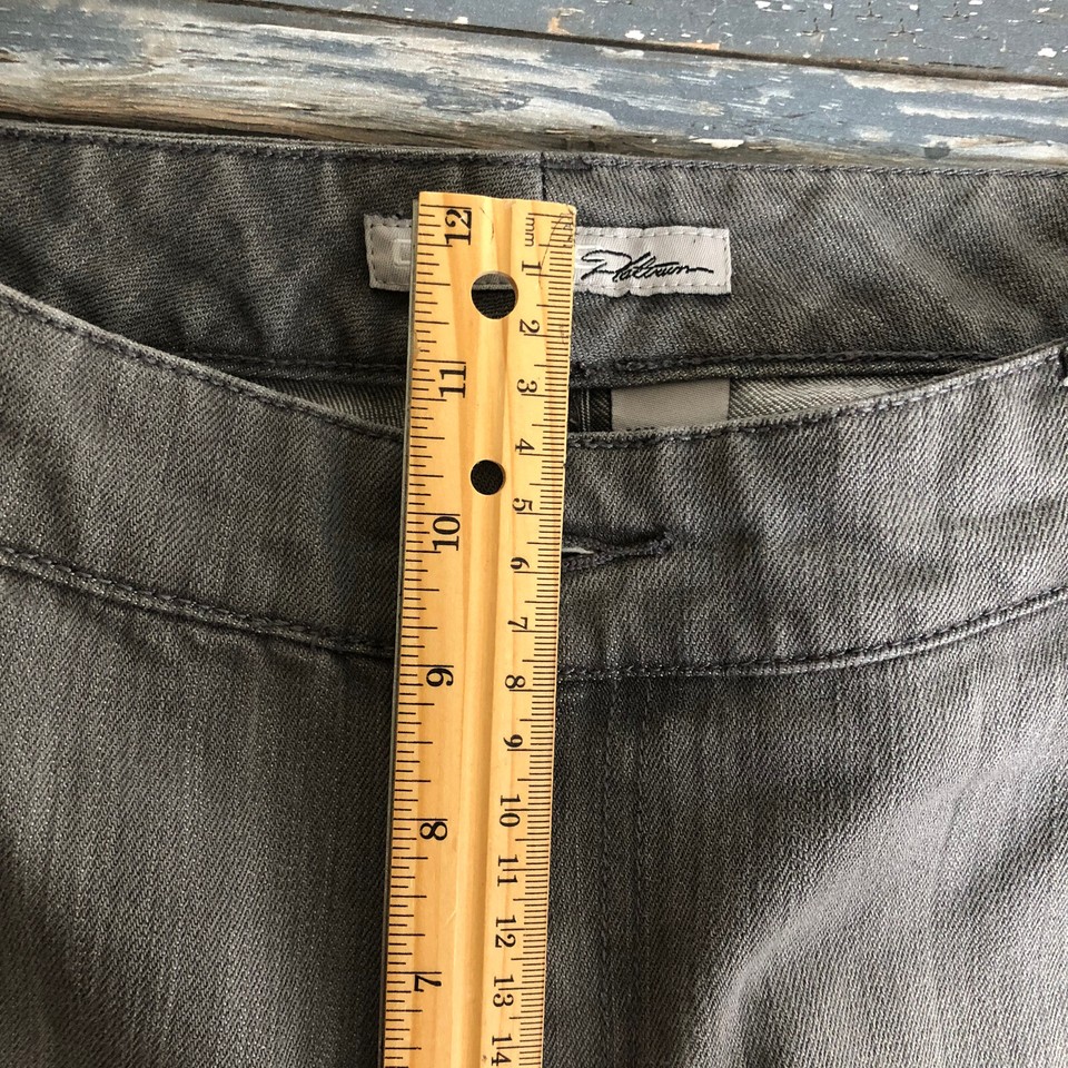 Chicos Platinum Jeans Womens 2.5 short (14) Gray Faded Denim Straight