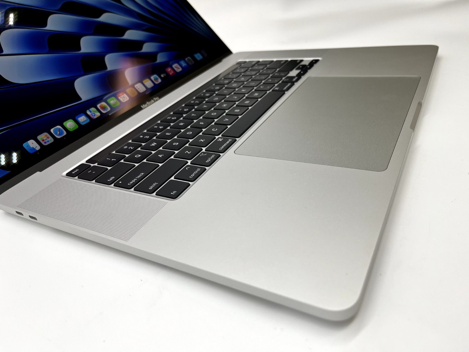 16 Inch MacBook Pro 2019-2020 16GB RAM Silver 4.5Ghz 6-Core A2141