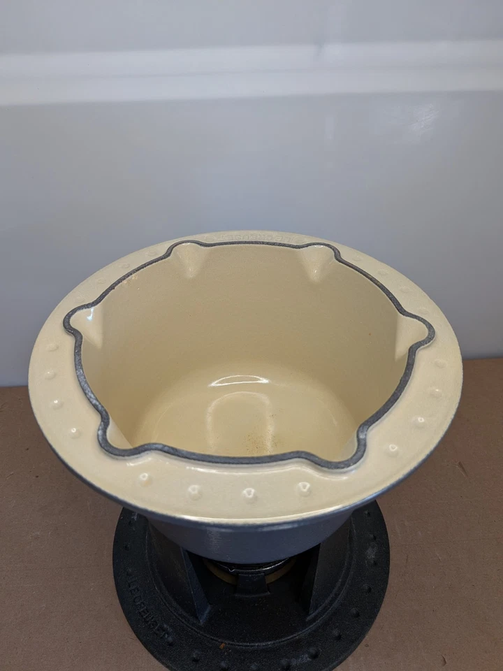 Juego de olla de fondue de mesa negra vintage Le Creuset compacta esmaltada de hierro fundido Foto 3 de 4