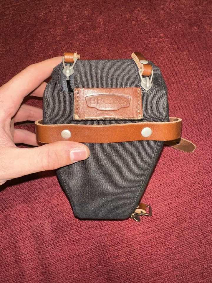 Bolsa de sillín para bicicleta Brooks Isle Of Wight, negra/marrón Foto 2 de 3