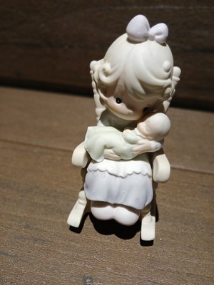 Precious Moments Love Never Leaves A Mother's Arms Figurine 1995 Porcelain