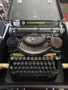 1930’s Underwood Universal Glossy Black Elite Portable Typewriter in Case