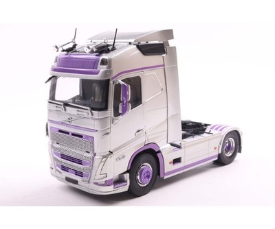 Solido Volvo FH Globetrotter XL silb./lila 1:24 Modellauto Diecast 421240214