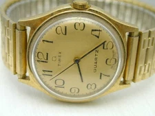 VINTAGE TIMEX QUARTZ WITH BALENCE WHEEL MOVEMENT MENS 39 BY 35 MM RUNS PERFECTLY
