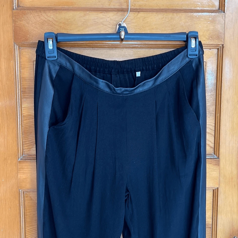 Pantalones cónicos a rayas de cuero de cordero de rayón negro Green Tea para mujer 10-12 Foto 2 de 4