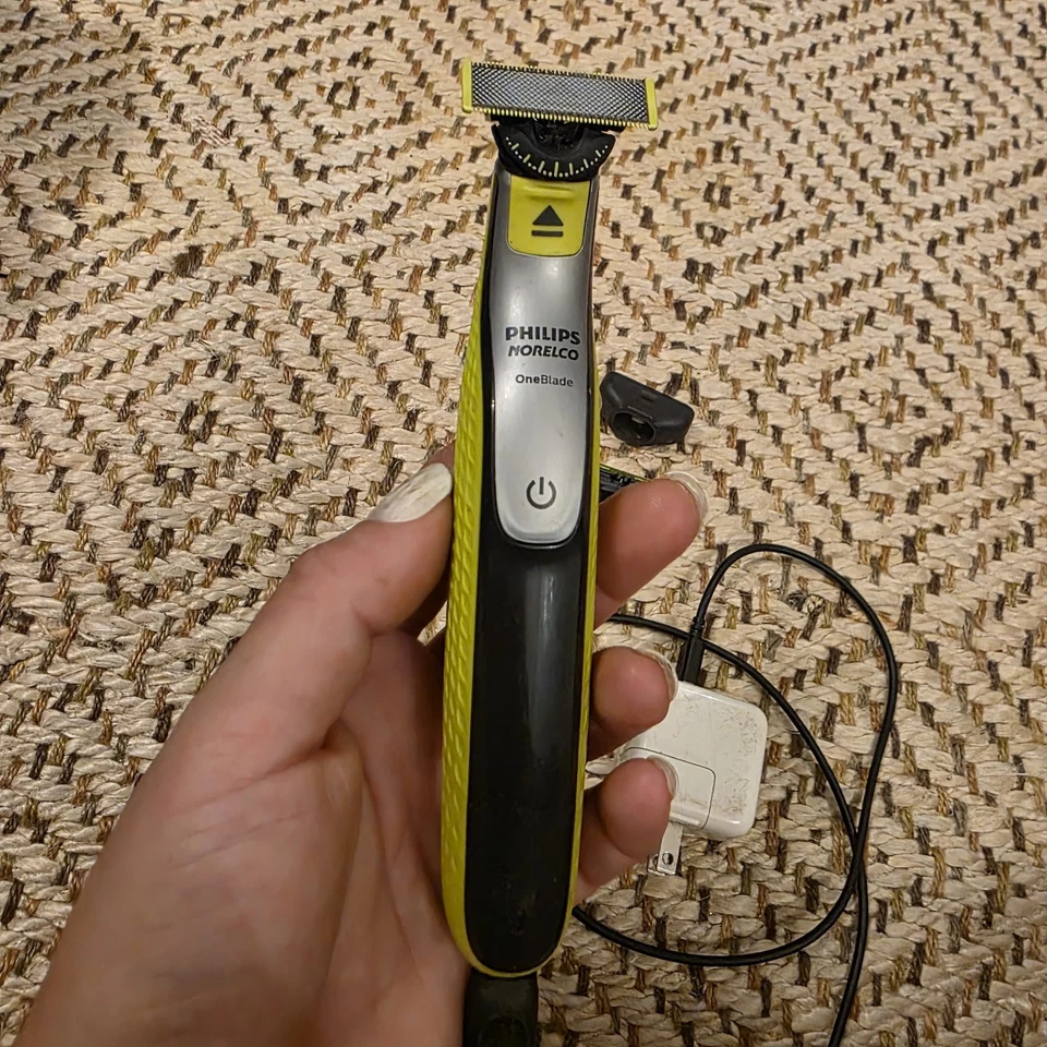 Recortadora y afeitadora eléctrica híbrida facial + corporal Philips Norelco OneBlade, QP2630/70 Foto 4 de 4