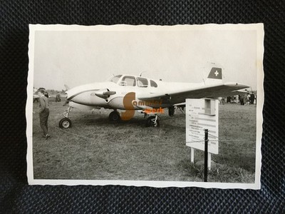 altes Foto Beechcraft Bonanza Kleinflugzeug auf Messe/ Flugschau ca. 60er Jahre