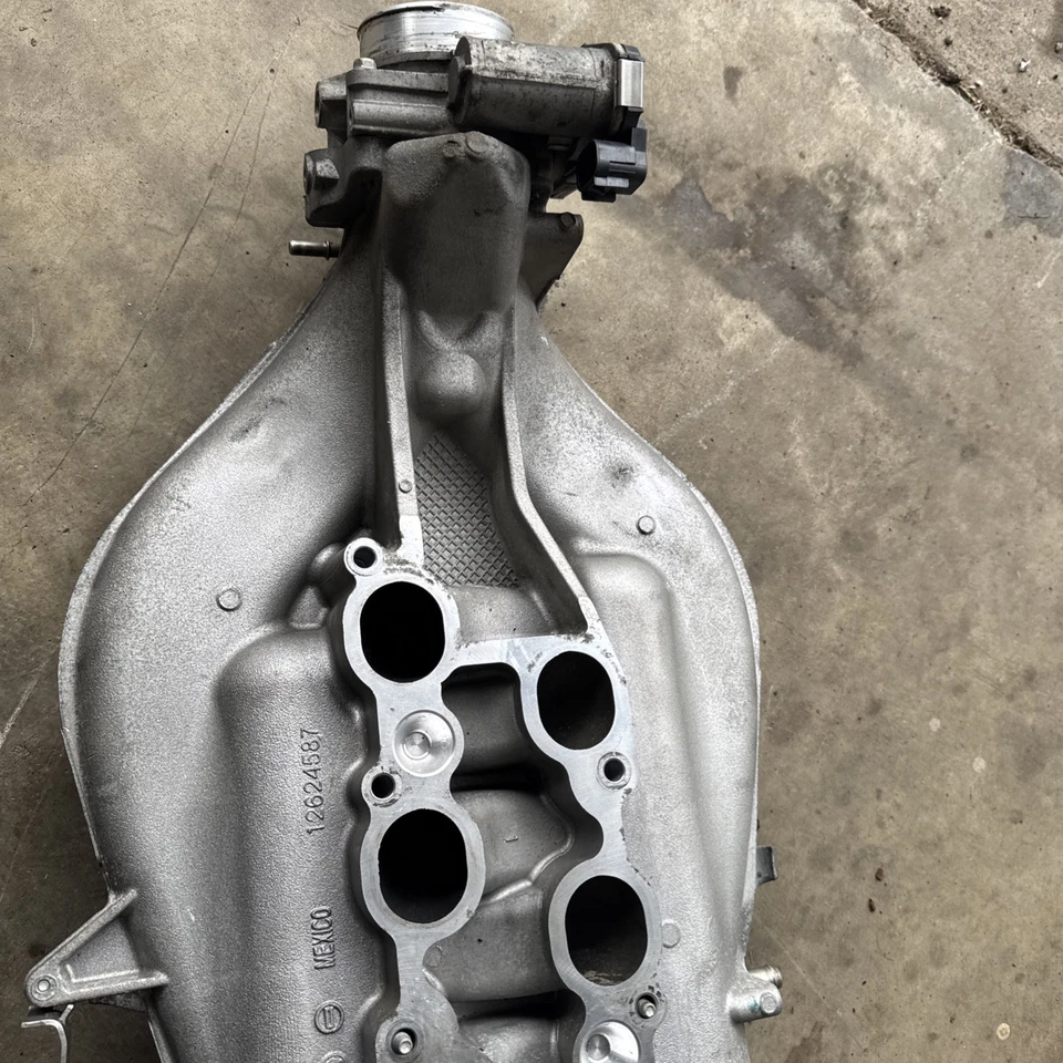 Colector de admisión superior de aluminio genuino Cadillac STS 3,6 L con cuerpo de acelerador OEM GM Foto 2 de 4