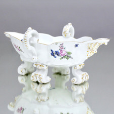 Meissen um 1745: Sauciere auf Voluten F&uuml;&szlig;en, Holzschnitt Blumen, Sauceboat