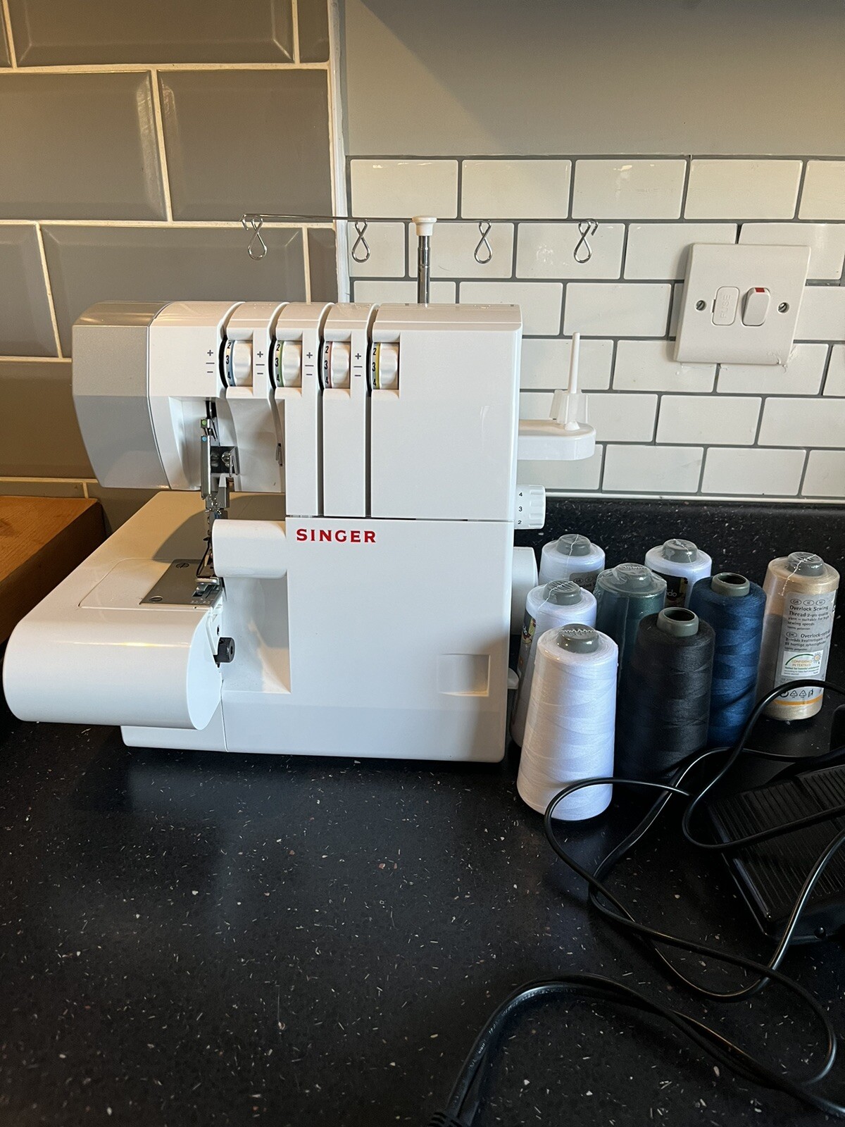 Singer Domestic Overlocker Sewing Machine 14SH754 8 Spools. Instruction