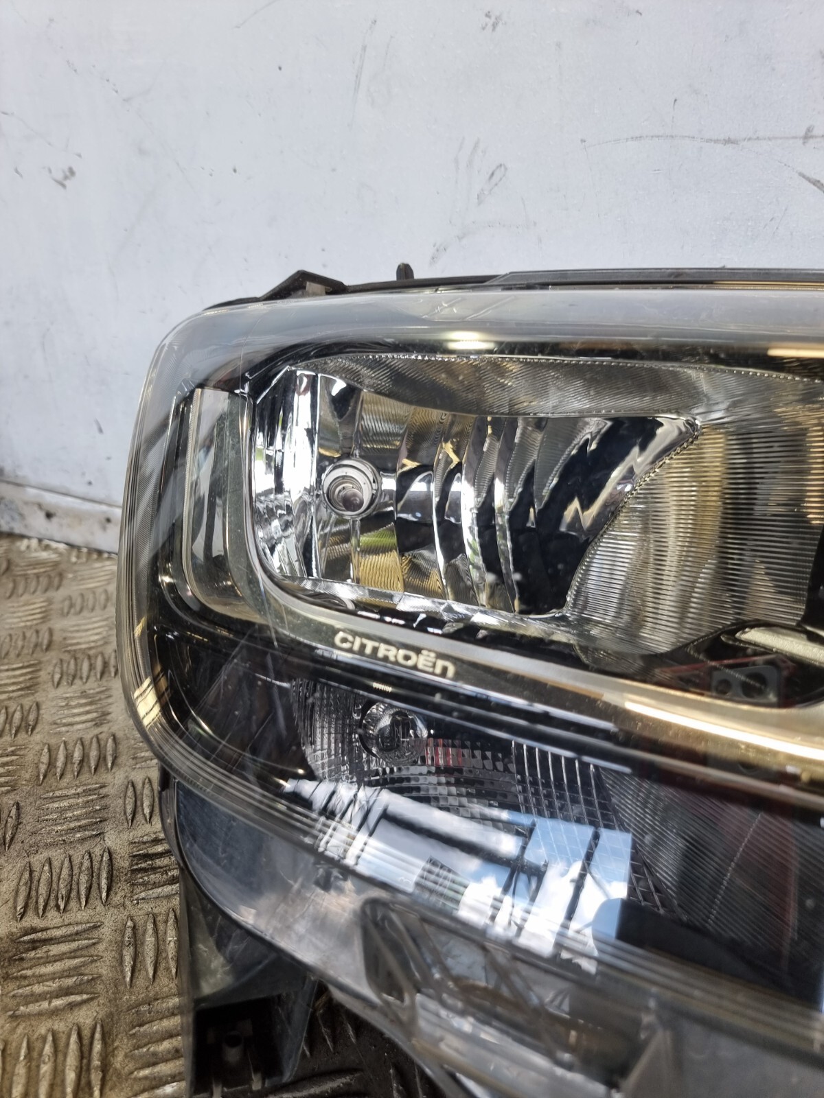 2019 CITROEN BERLINGO IV Driver Headlight OSF 9816824080 Damaged 