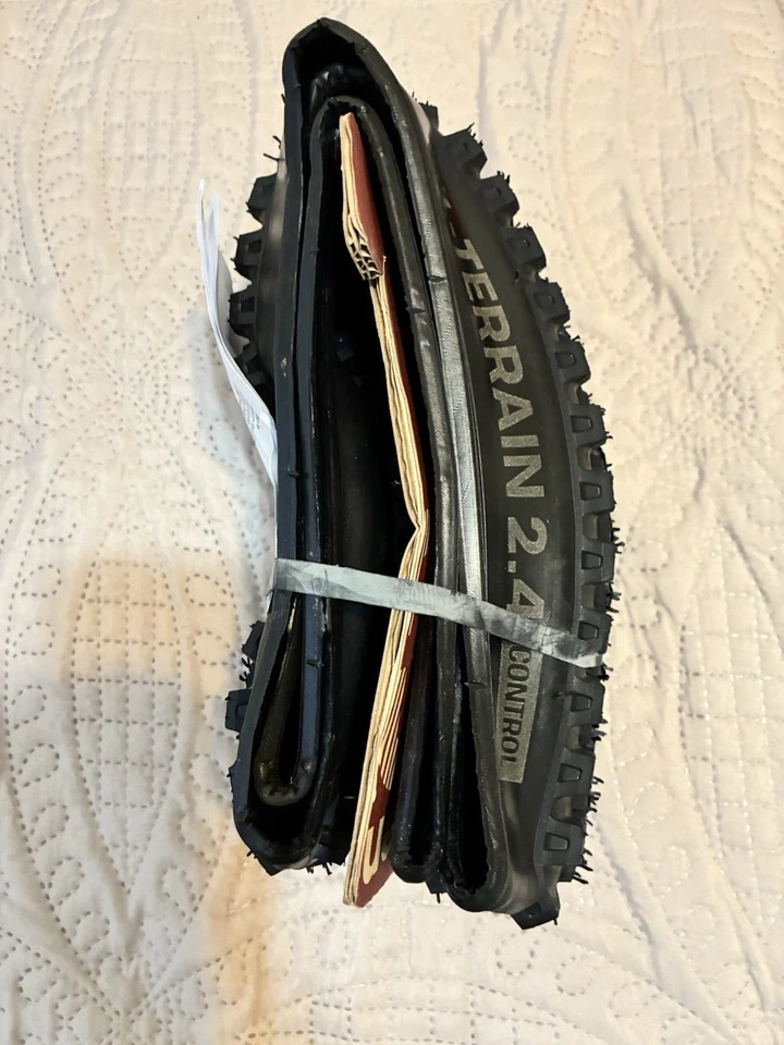 Pneu de mountain bike controle semi liso E Thirteen 27,5x2,4 sem câmara - Imagem 2 de 2